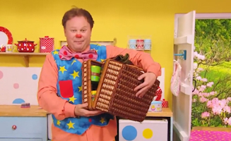 Mr Tumble Goes On Lunchtime Picnic