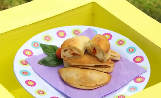 I Can Cook S04E14 Cheesy Chicken Smiles And Playground Laughs